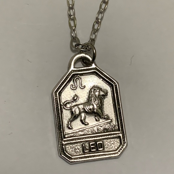 Leo zodiac pendant with 18” chain (Sterling silver) NEW Vintage - Picture 2 of 8